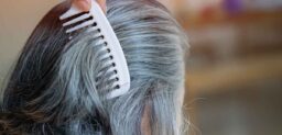 la aparición de canas suele ser una señal de envejecimiento capilar