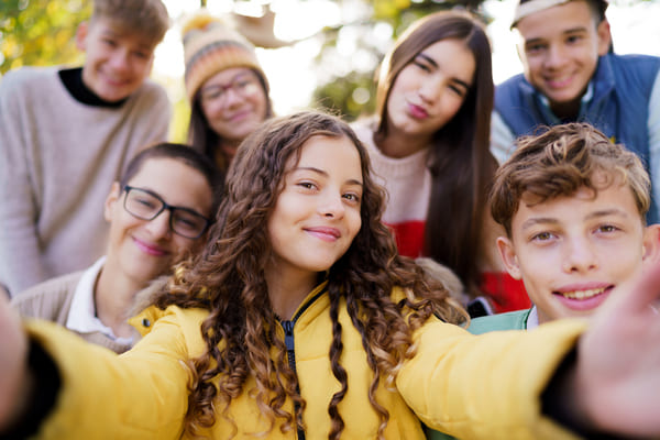 La propagación de este virus tiene lugar de persona a persona, principalmente durante la infancia y en menor cuantía en la adolescencia.