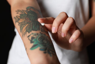 Un tatuaje es un tipo de creación artística que sigue en el cuerpo de forma permanente. Para su realización, se utiliza una máquina que tiene agujas que perforan superficialmente la piel muchas veces