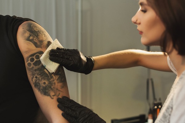 Entre las complicaciones de los tatuajes, están una posible reacción alérgica o una infección cutánea.