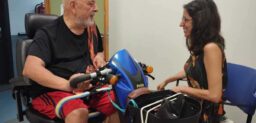 La Ataxia de Friedreich produce una pérdida gradual de la coordinación que afecta la marcha, el equilibrio y la capacidad de realizar movimientos coordinados.