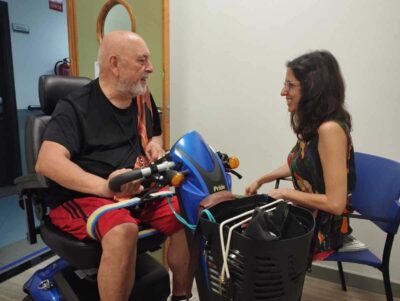 La Ataxia de Friedreich produce una pérdida gradual de la coordinación que afecta la marcha, el equilibrio y la capacidad de realizar movimientos coordinados.