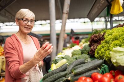 Durante la menopausia, es esencial seguir una alimentación rica y equilibrada que ayude a controlar el peso y a mitigar sofocos.