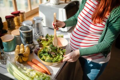 Las dietas vegetarianas y veganas durante el embarazo no están asociadas con efectos adversos si son variadas, balanceadas y cubren los requerimientos nutricionales.
