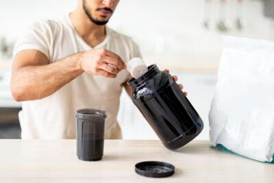 La suplementación deportiva se basa en el uso estratégico de cualquier tipo de sustancia o producto que aporta nutrientes adicionales a la dieta habitual.