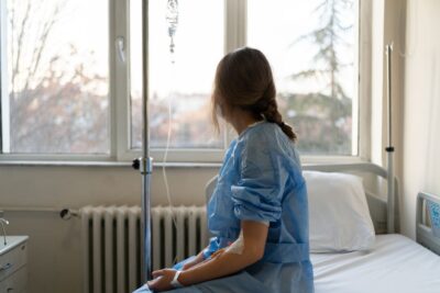 Algunos mitos relacionan hábitos de vida o alimentos con el aumento del riesgo de padecer un cáncer.