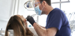 Se conoce como dentofobia -también como oralofobia u odontofobia– al miedo irracional que originan la visita al dentista y los procedimientos dentales.