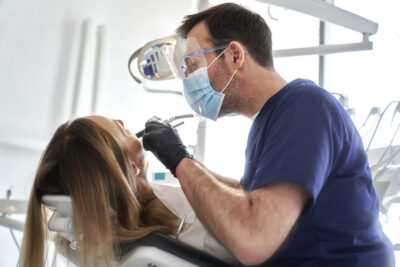 Se conoce como dentofobia -también como oralofobia u odontofobia– al miedo irracional que originan la visita al dentista y los procedimientos dentales.