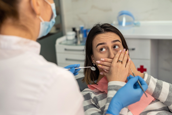 En la persona con dentofobia, la visita al dentista -o, en ocasiones, el simple pensamiento de hacerla- desencadena una respuesta multisistémica del organismo