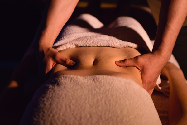 La diástasis abdominal es la separación excesiva entre los dos rectos abdominales debido al adelgazamiento o estiramiento de la línea alba, lo que da lugar al debilitamiento de la pared abdominal.