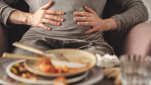 La distensión abdominal es el aumento del abdomen debido a la acumulación de gas u otros fluidos en el tracto gastrointestinal.